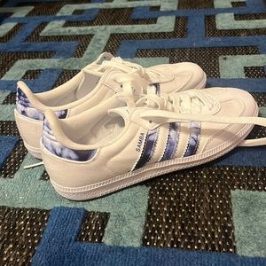 Cloudy "Samba" Adidas.